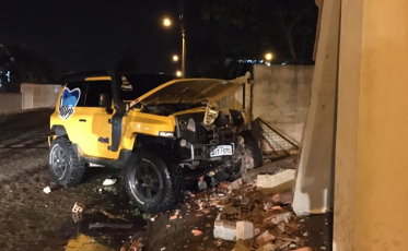 Troller derruba muro de residência no Balneário Rincão