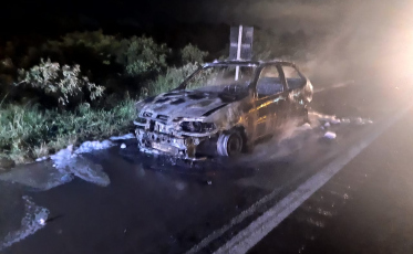 Veículo pega fogo na BR-101