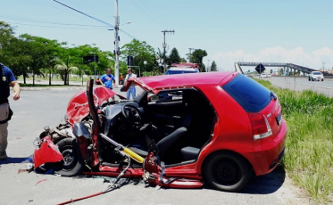 Acidente grave entre carro e caminhão em Araranguá