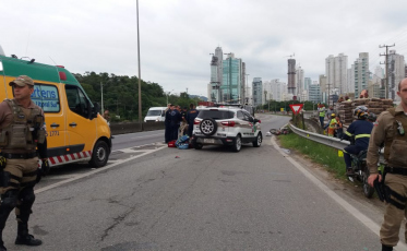 Moto com três passageiros colide com viatura da PM e mãe e filho ficam feridos