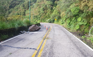 Rocha cai sobre a rodovia na Serra do Rio do Rastro