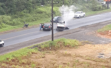 Caminhonete capota na avenida Imigrantes Poloneses