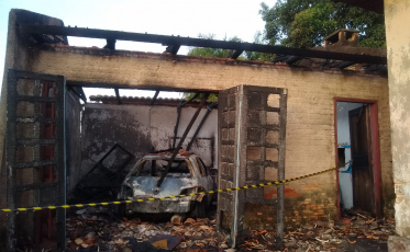 Incêndio atinge garagem e queima um Ford Ka em Criciúma
