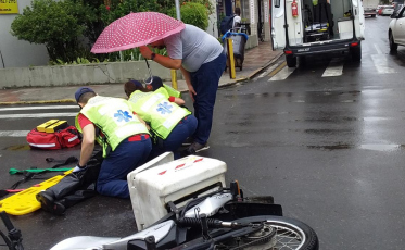 Acidente deixa motociclista ferido no Centro de Criciúma