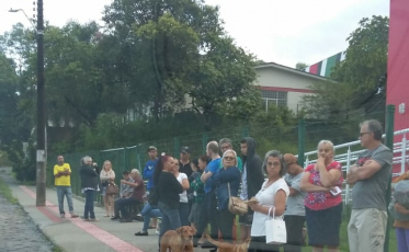 Moradores fazem fila para agendamento em posto da Vila Zuleima 