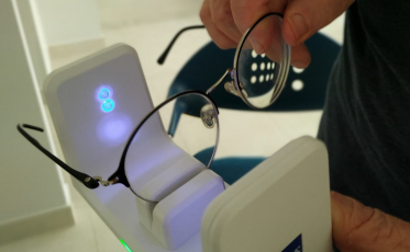 Equipamento verifica se óculos possuem ou não filtro solar