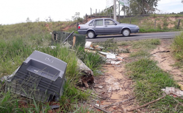 Piora o acúmulo de lixo no acesso sul do Rincão 