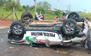 Viatura da Polícia Militar capota na marginal da BR-101 (VÍDEO)