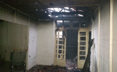 Casa abandonada pega fogo em Tubarão