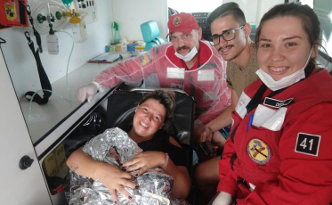 Policiais civis recebem visita de menina que ajudaram a nascer