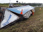 Caminhão tomba na BR 101 em Içara