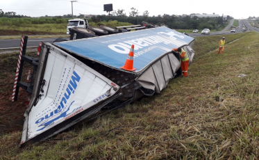 Caminhão tomba na BR 101 em Içara