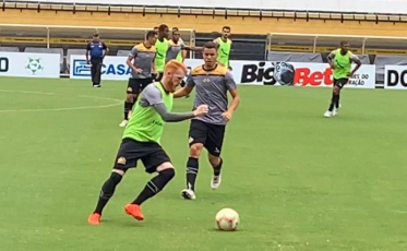 Cavalo divide jogadores em três equipes durante o treino