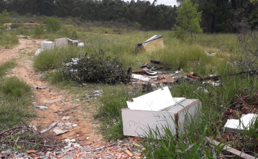 O problema do abandono de lixo em terrenos vazios do Rincão