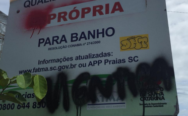 Placas de balneabilidade são alvos de vandalismo em Santa Catarina