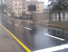 Chuva impede que pintura na rua Hercílio Luz fosse concluída