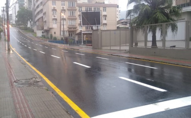 Chuva impede que pintura na rua Hercílio Luz fosse concluída