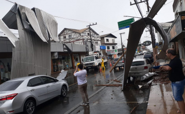 Temporal causa estragos em Forquilhinha (VÍDEO)