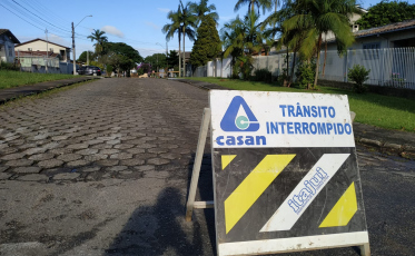 Avenida que formará o binário com a Santos Dummond recebe obras da rede de esgoto 