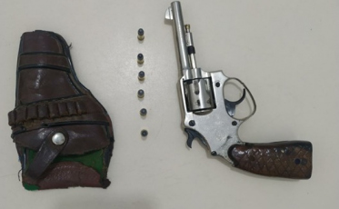 Homem é preso por porte ilegal de arma de fogo
