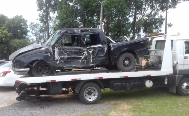 Homem furta caminhonete, é perseguido pela polícia e bate o veículo no Boa Vista