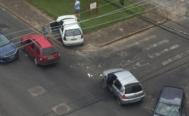 Colisão entre dois carros é registrada na Henrique Lage