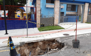 Cratera na rua Pedro Beneton coloca em risco alunos de escolinha