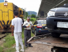 Veículo abandonado é removido dos trilhos instantes antes de passagem de trem