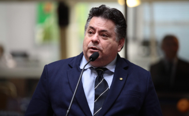 Pessoas com dificuldades de locomoção serão vacinadas em casa 