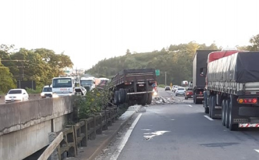 Acidente envolvendo bitrem na BR-101 deixa uma pessoa levemente ferida
