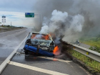 Carro pega fogo na BR-101 em Laguna