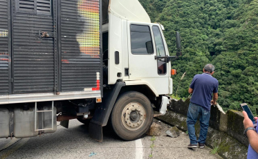 Caminhão quebra e bloqueia Serra do Rio do Rastro temporariamente
