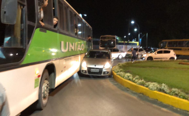 Acidente de trânsito tumultua saída da Unesc