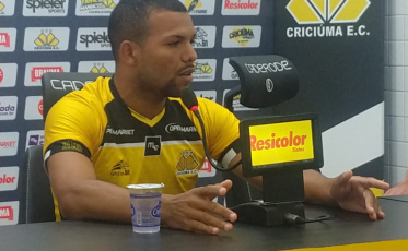 Vitão apresentado: boa saída, mas na hora do bicão manda a bola 