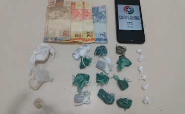 Homem preso e menor apreendido por tráfico de drogas