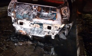 Veículo é tomado por chamas em Passo de Torres