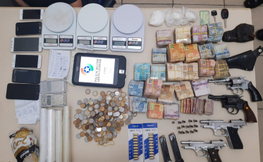 Homem é preso e menor apreendido com drogas, armas e R$ 66 mil em Criciúma