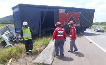 Saída de pista na BR-101 deixa dois feridos