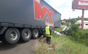 Saída de pista na BR-101 deixa dois feridos
