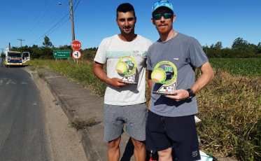 Sorte no jogo, azar no trânsito: dupla vence torneio e bate o carro
