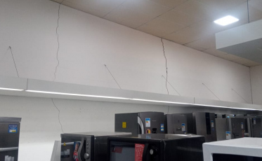 Rachaduras e área isolada no Angeloni da Centenário