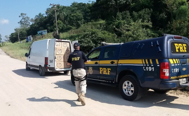 PRF apreende 70 mil maços de cigarros na BR-101, em Tubarão