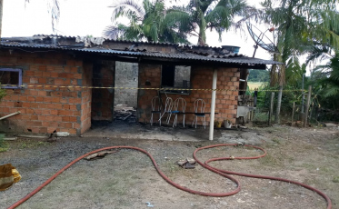Casa pega fogo em Turvo e sobram apenas roupas para o proprietário