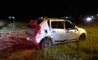 Carro capota com quatro pessoas em Jaguaruna