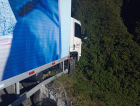 Caminhão bate em mureta e quase cai de precipício na Serra do Rio do Rastro