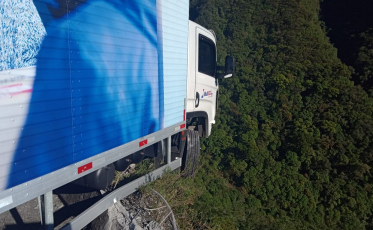 Caminhão bate em mureta e quase cai de precipício na Serra do Rio do Rastro
