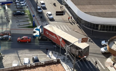 Os caminhões continuam se perdendo no centro de Criciúma