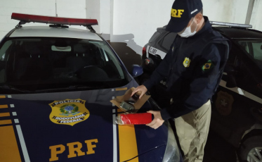 Após perseguição, PRF prende dois homens com meio kg de maconha