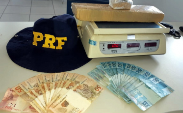 Após fuga, motorista é pego com 1 quilo de maconha na BR-101