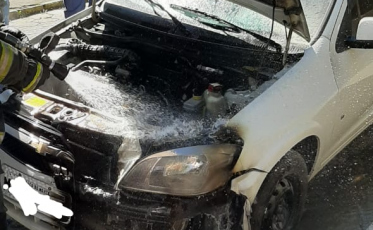 Carro pega fogo no centro de Urussanga